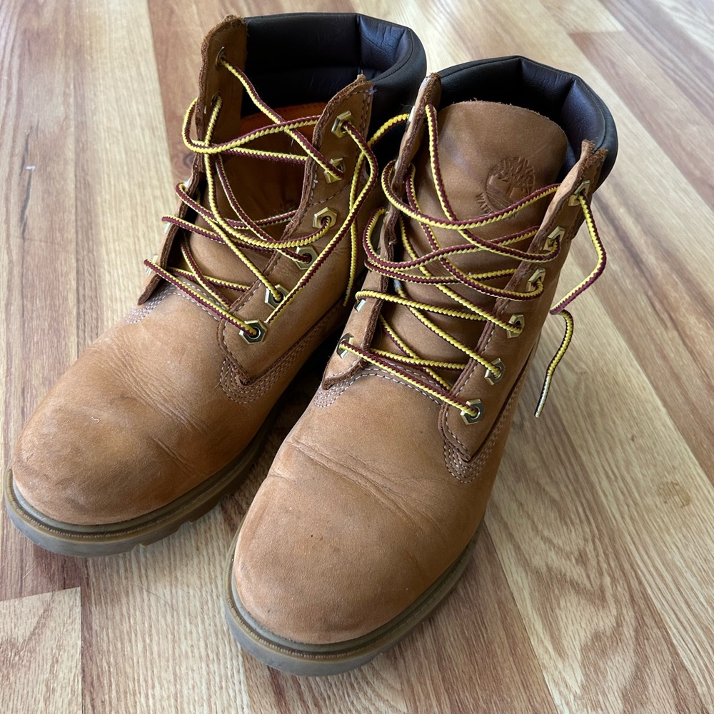 Classic Timberlands women’s 6.5